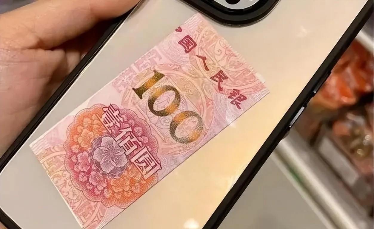 母亲去世后，我在手机背后放了一张百元大钞！母亲离世后，我仿佛失去了生活的重心