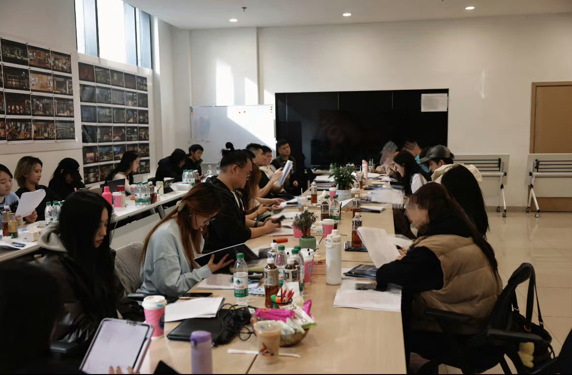 敖瑞鹏不二之臣围读剧本，长得真好看一眼就看到了好优越的鼻子