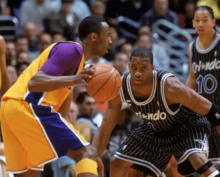 科比的3连冠绝对不是躺的，总决赛你可以说科比表现没有奥尼尔好，算个半躺。