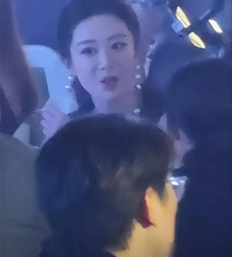 杨紫去白玉兰晚宴，戴了一对不对称的珍珠耳环。这事都能上热搜。另一边，她在海