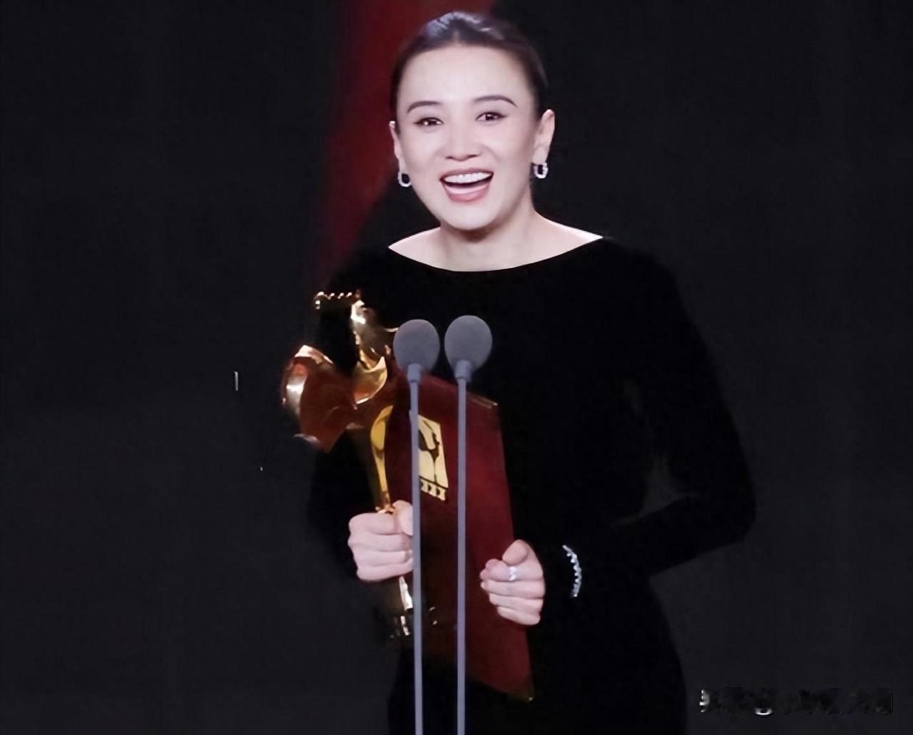 11月15日报道，宋佳恐怕要睡不着了，两次获得金鸡影后，奖杯是拿到了，但是却失了