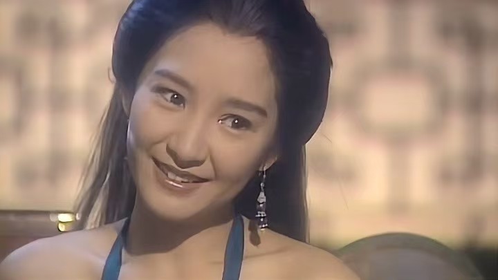 马夫人还是雪梨演的好，一颦一笑，格外勾人又妩媚！钟丽缇很漂亮，但也就是年轻的时候漂亮，她演的马夫人很