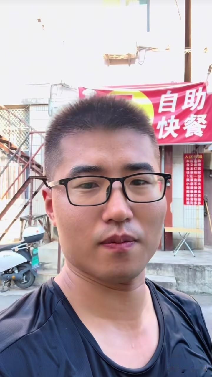 轰动一时的5元自助快餐宣布倒闭了！店家小孟给出的理由是：嗓子眼起茧子了，无力经营