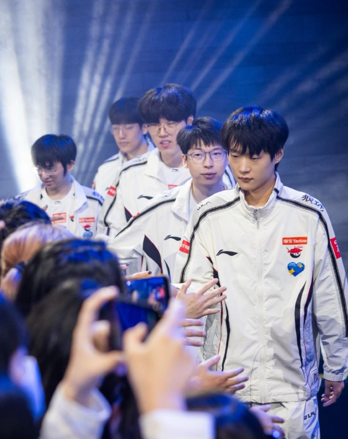 从去年的LPL到垫底，真的是教练问题吗？要说LPL一支队伍从去年的顶尖到今年