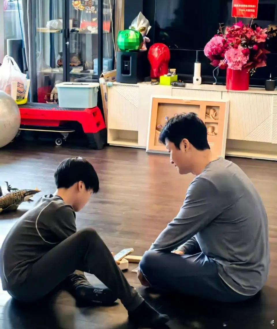 昨天倪萍喊哈吴京照顾好孩子，今天吴京听劝真的带娃了。还晒了一组带娃的照片，和之前