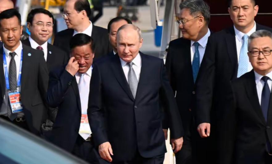 俄8个突出部强攻，中国成关键？面对美方持续施压，普京下了死命令，打到西方求和为止