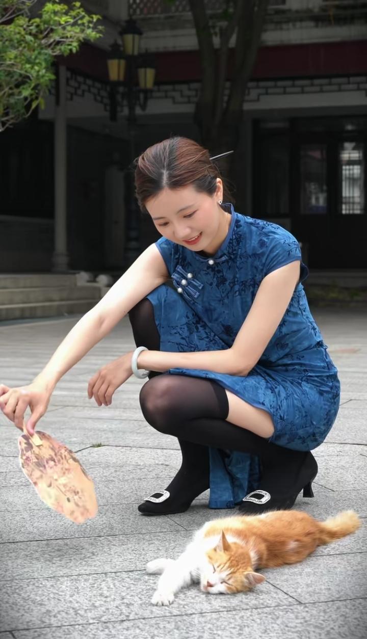 对门邻居男人在市里当领导，具体干啥职务我们都不知道！经常有人来家访，有几次送礼的