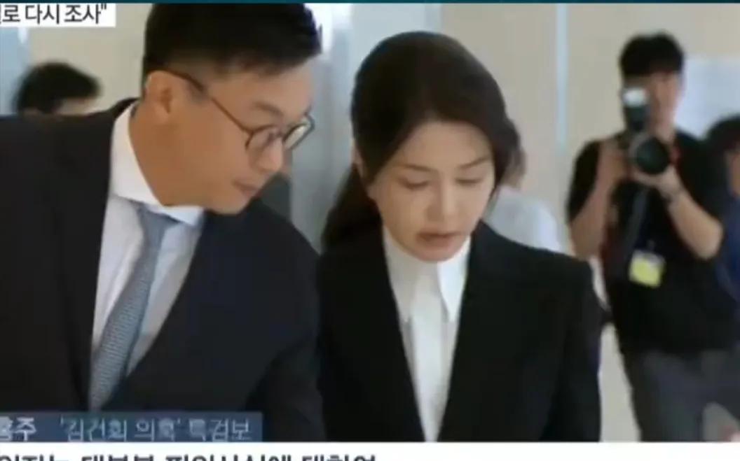 金建希向律师吐露心声，她说，我还能跟丈夫生活在一起吗？我还能跟他见面吗？可见金