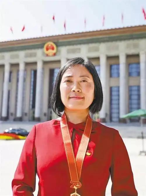 一位手握大校军衔、拥有高级工程师职称，本该享受城市安稳生活的女军人，会脱下戎装、