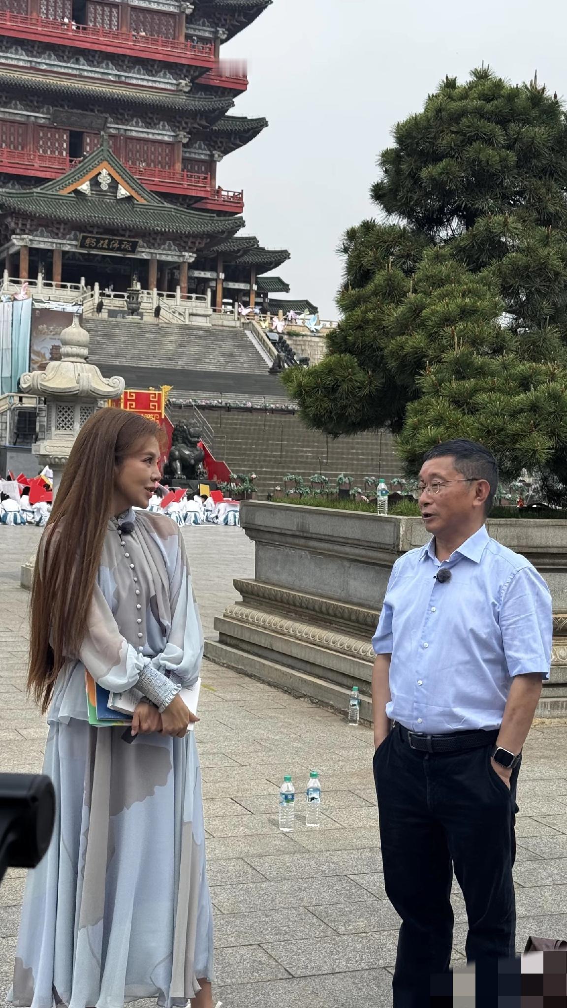 4月20日，朱迅现身南昌滕王阁参加全民阅读大会，路人镜头下她的脸挺黑的，眼袋也重