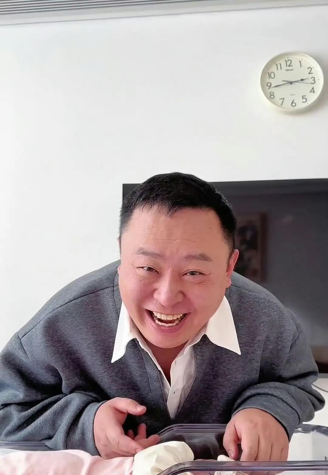 44岁得子，第一个电话没打给父母，却打给了搭档。这个在人情社会里“越位”的举动