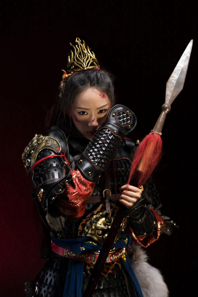 #吴尊晒NeiNei穿婚服#曾经那个爱哭爱笑的小女孩子，如今身着婚服，已经长成亭亭玉立的少女​