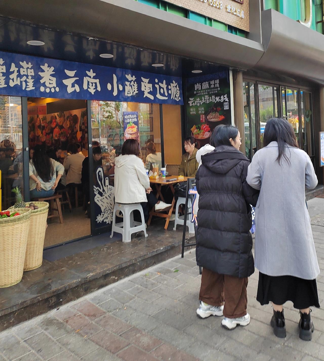 刚接到房产中介电话，问我家的小门市还卖不卖？现在有客户感兴趣。之前我想把这小门市