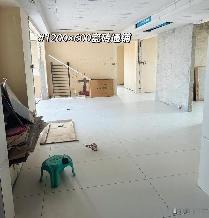 不听劝！坚持给客厅铺上600*1200瓷砖后，有些话不吐不快！当初装修定材料，