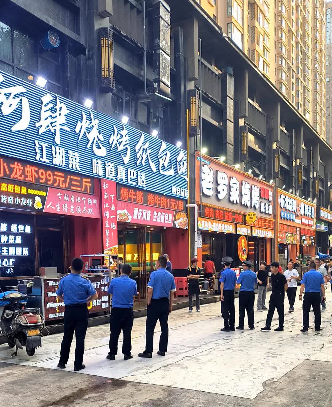 西安龙首村夜市被取缔了！有人开心有人烦恼，开心的人，认为应该取缔，因为沿街摆
