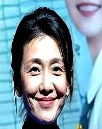 打光师的手突然停在半空——这个女演员做完填充后，颧骨反光点会破坏镜头语言。**