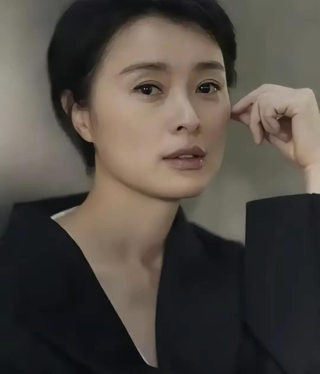 吴越这姑娘，眼光确实不咋地！当年跟陈建斌挤在又小又旧的出租屋里，她把自己的羽绒服