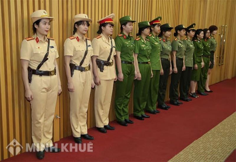 越南女警的新式警帽看着怪怪的