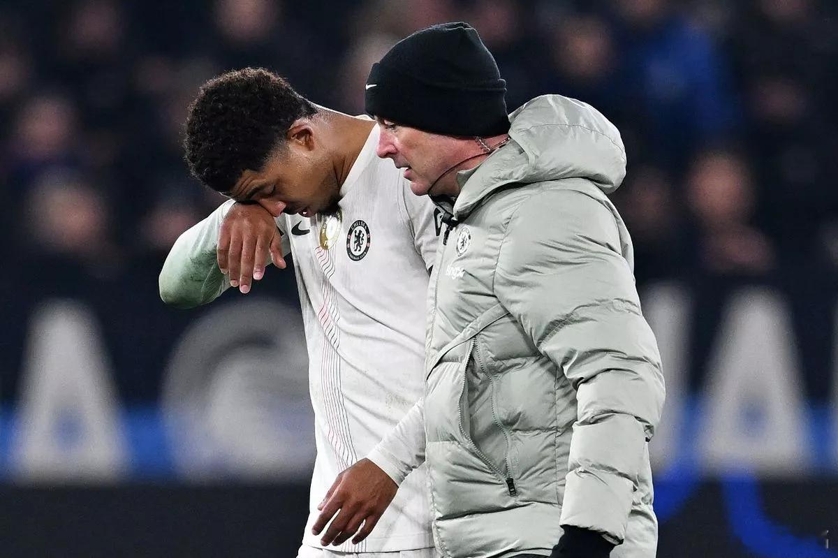 切尔西福法纳运气总是不好，他踢球似乎也不会保护自己，总是有各种奇怪的伤病，而且