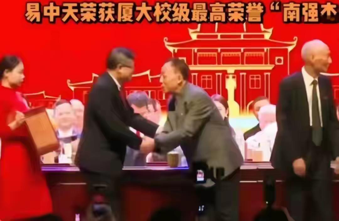 十多年前，莫言领了一笔钱，结果被骂到现在。十几天前，易中天领了一笔钱，结果被骂