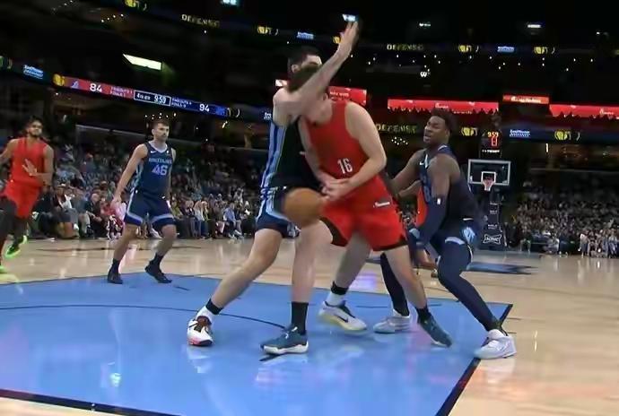 裁判明着欺负人！杨瀚森被打翻竟无视？这裁判我真是看麻了！杨瀚森在裁判眼皮子底