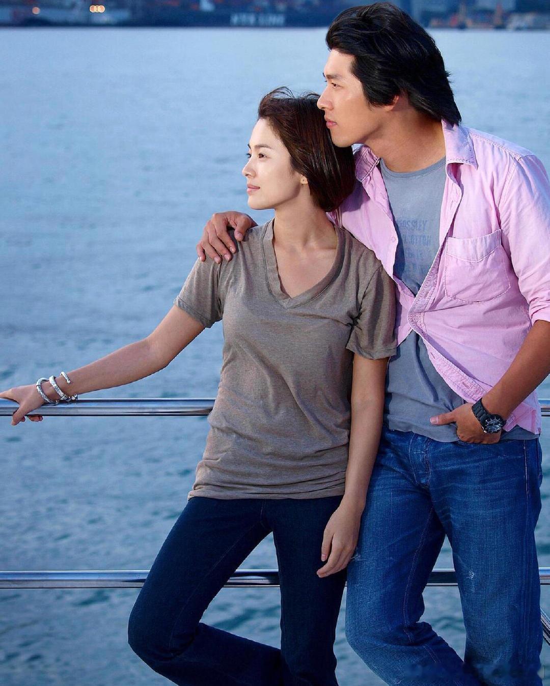 救命！宋慧乔这表情也太真实了吧！挑眉那下像极了我吃瓜时的反应，下一秒立马端庄～