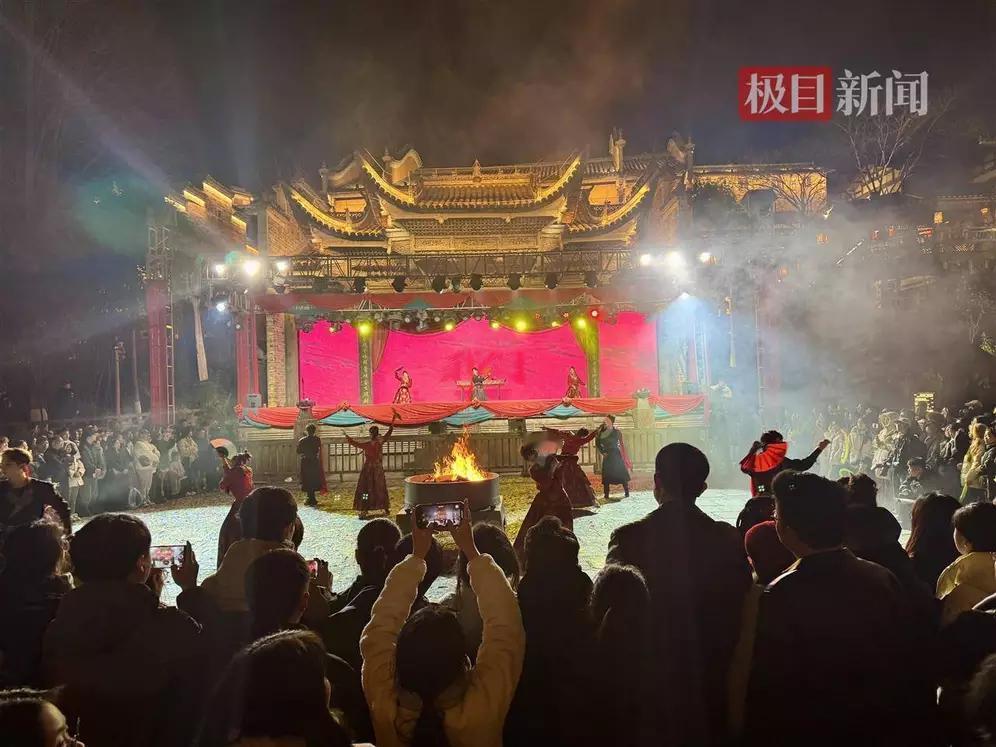 曾火爆出圈的江西望仙谷跨年氛围拉满，一名女游客抽到价值万元悬崖民宿体验券谁