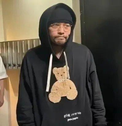 周杰伦强直性脊柱炎啊……你告诉我这是最近的周杰伦？😳😳😳​