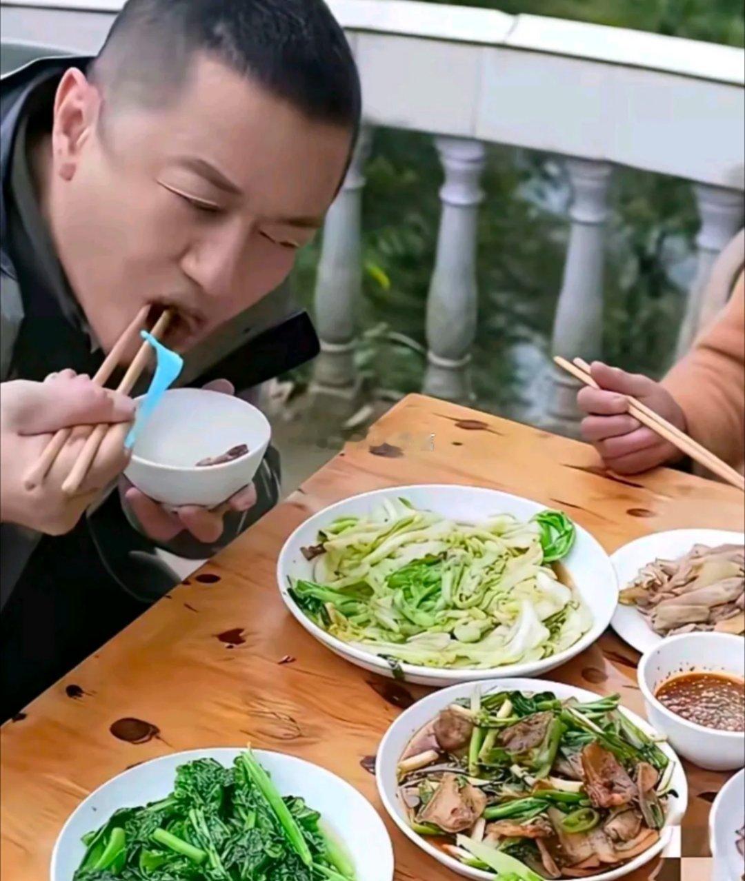 李亚鹏为公益付出太多了，现在都买不起大鱼大肉的感觉，吃这么清淡让人心疼。