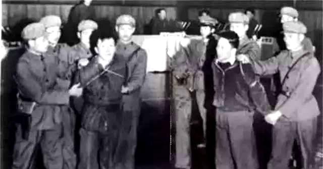1979年11月，杭州举行公判大会。宣判时，熊紫平激烈反抗，四名法警将其控