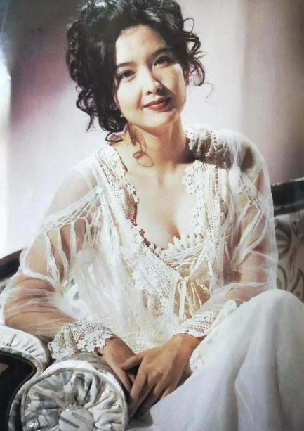 她是八九十年代很多人心目中的白月光，身材高挑，美丽大方，如出水芙蓉，丰满圆润，一