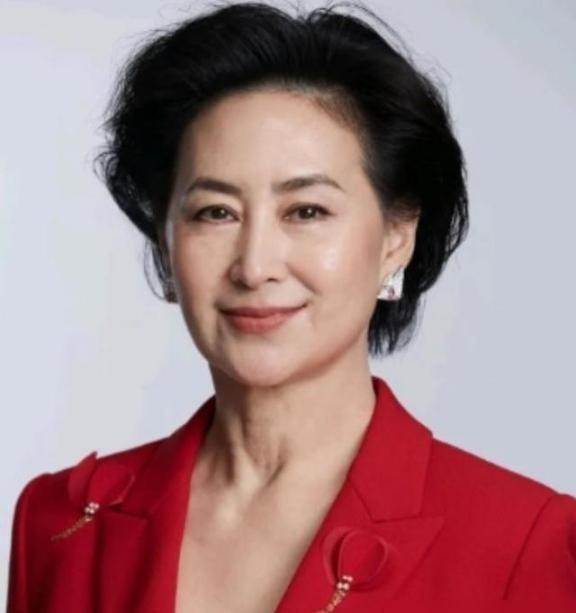 何鸿燊赌上海50年追不上香港。何鸿燊1921年出生在香港一个有欧亚混血背景的商