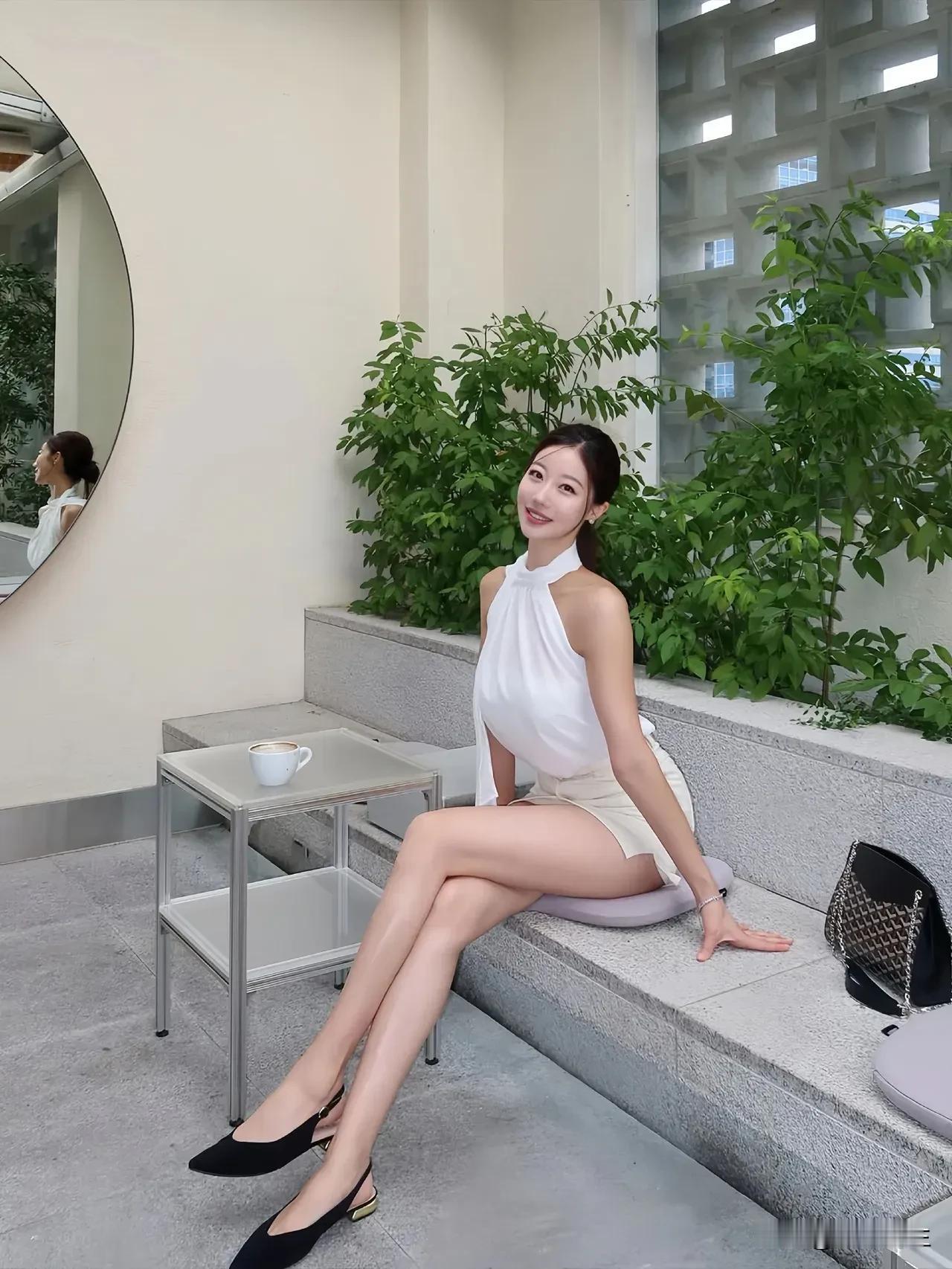 在自家小院喝茶赏月这才是生活该有的样子泡一壶红茶看着天空的月亮越来越亮茶