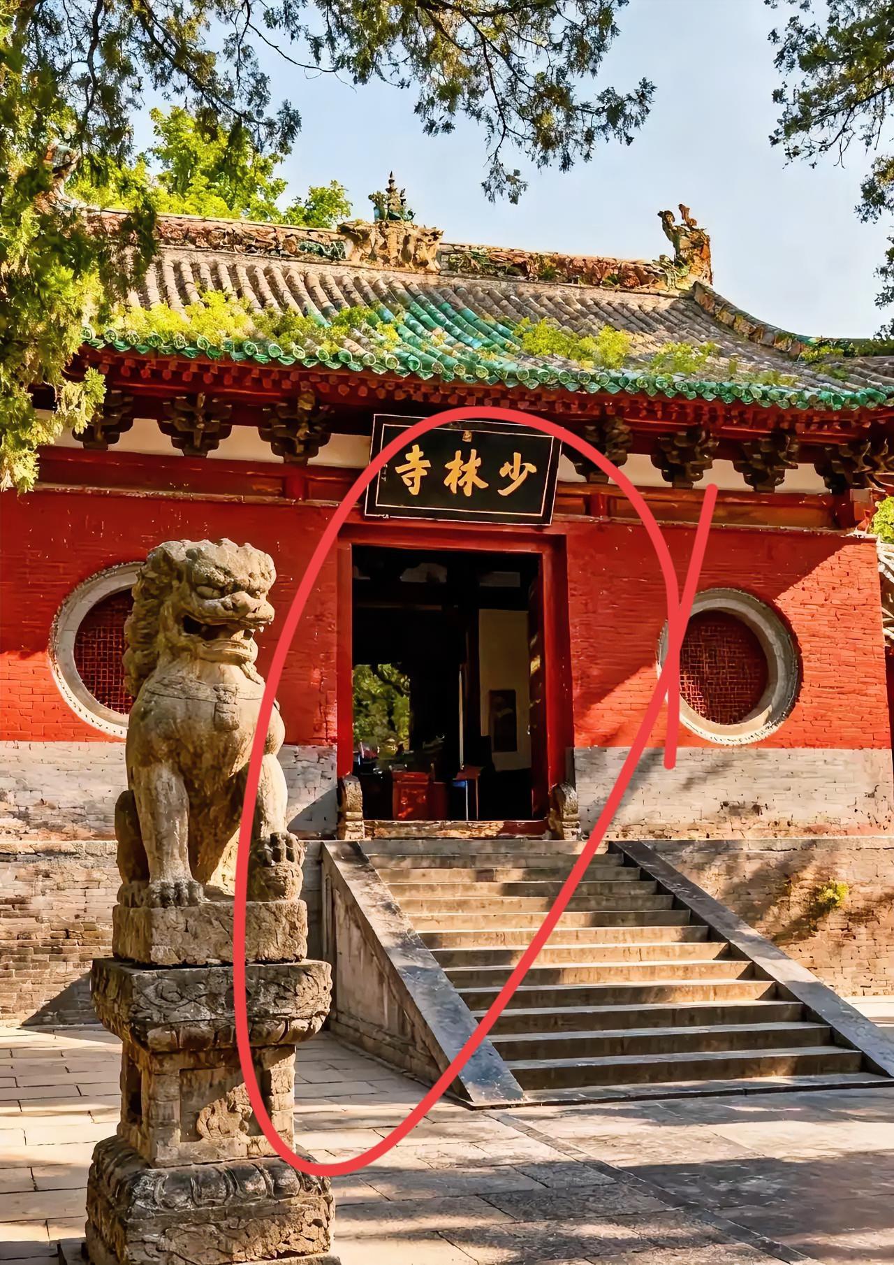 河南那边有领导最近偷偷去少林寺检查了，给新上任的住持定了三条规矩。第一条是寺庙得