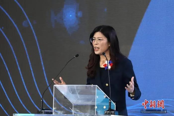 一般当官的首秀致辞，不都是捧着稿子念吗？句与句之间卡壳都不新鲜，更别说有什么感染