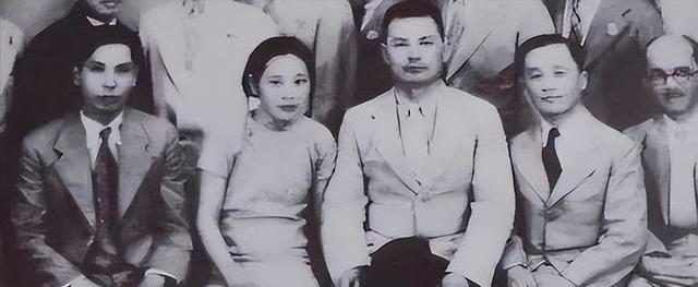 开国大典时，一名女性扶住毛主席和宋庆龄上的楼，正当她打算完成自己分内的工作时，周