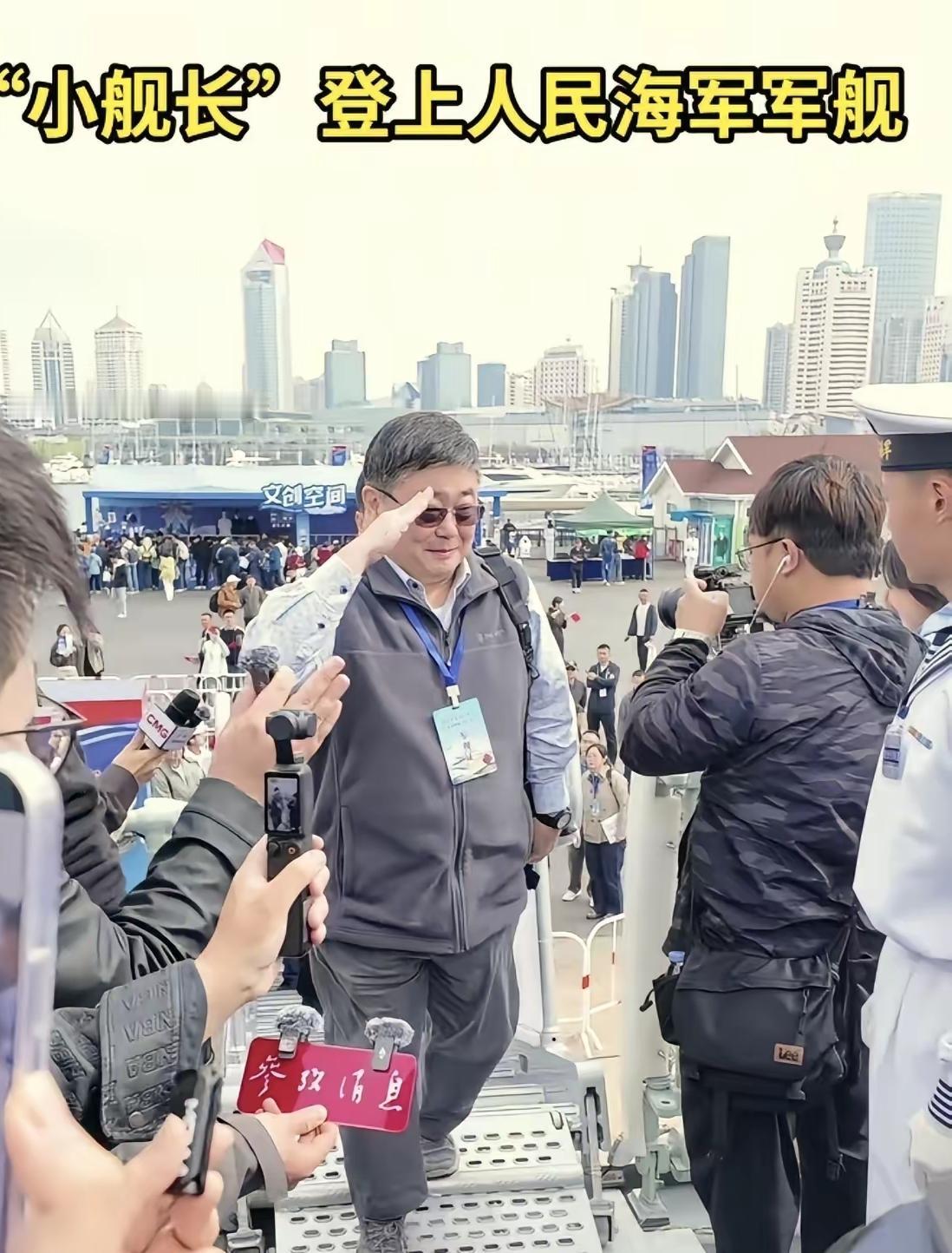 台湾“小舰长”吕礼诗登上人民海军军舰4月23日，在青岛举行的北部战区海军舰艇