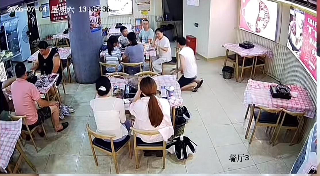 近日湖北武汉，三个大人带着两个小孩去吃自助火锅，结果老板崩溃下跪…事情是这样