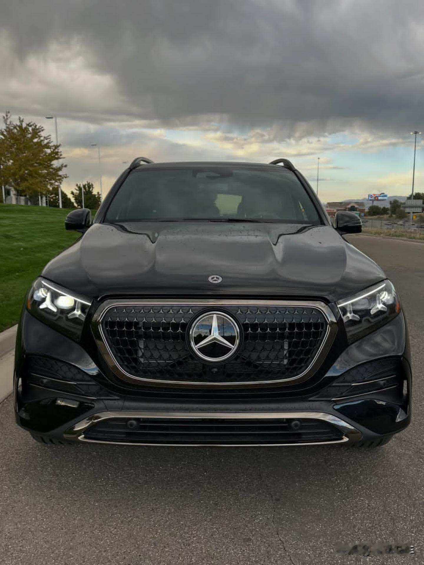 全新奔驰GLE，静态沉浸式看车！全新换代奔驰GLE3504MATIC，黑外深灰内饰实拍。▪️动力：2