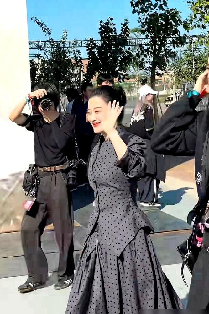 都说女明星一胖就完蛋，梅婷偏不信这个邪。2016年，梅婷生完二胎儿子，在