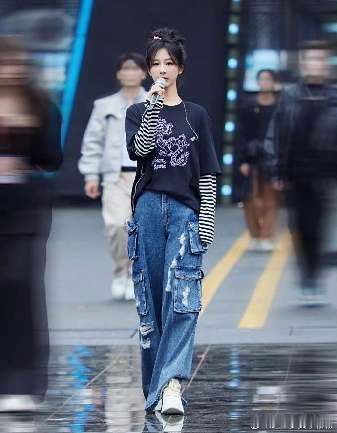 杨紫确实瘦啦，瘦下来后整个人显得更细长，模样超美！这状态让人眼前一亮​​​