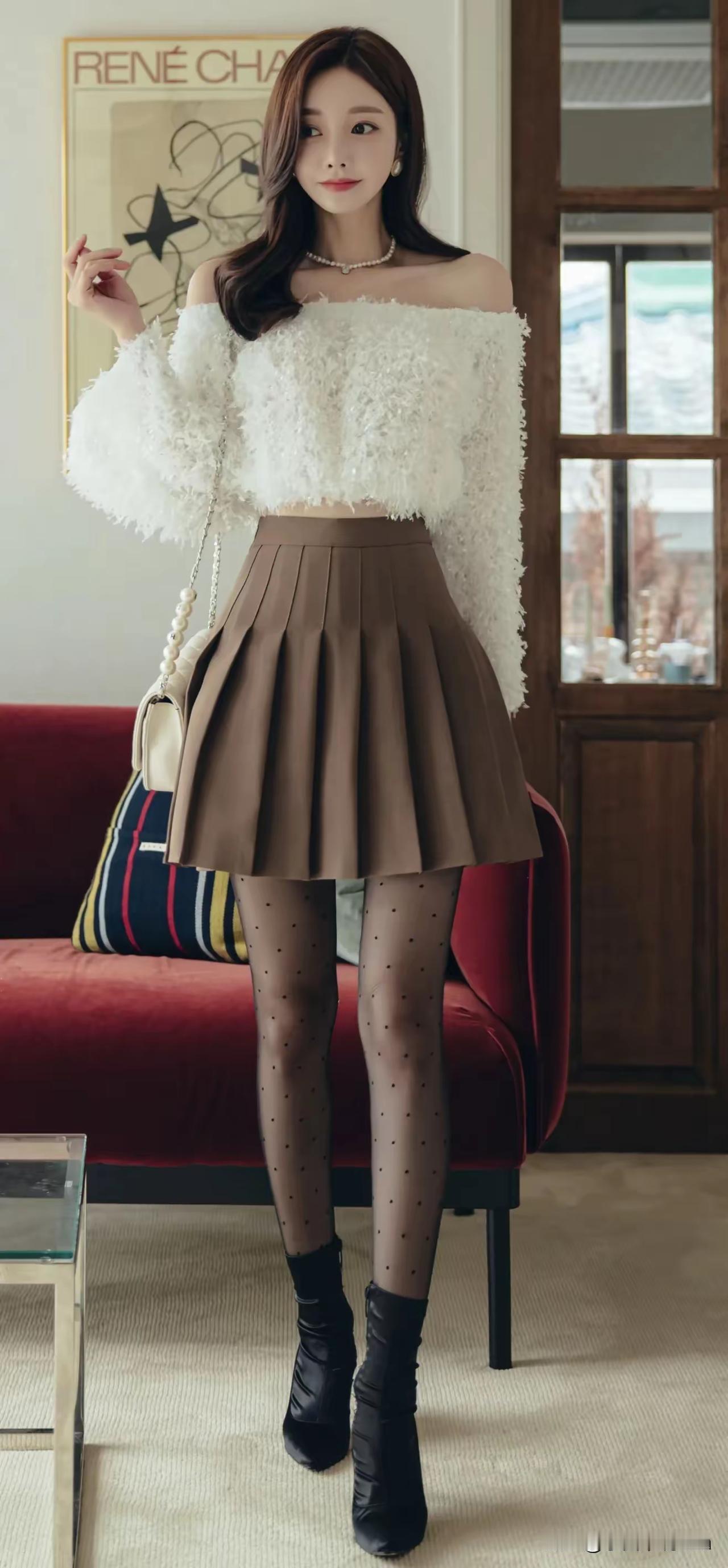 时尚穿搭指南：白色毛绒露肩上衣+棕色百褶裙，优雅又减龄！