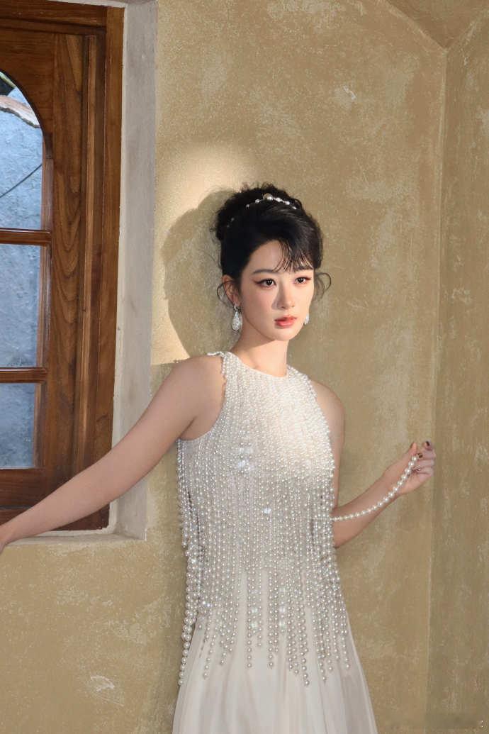 杨紫港版VOGUE开年封面杨紫杀疯了！首登港版《VOGUE》就直接拿下开年封面！