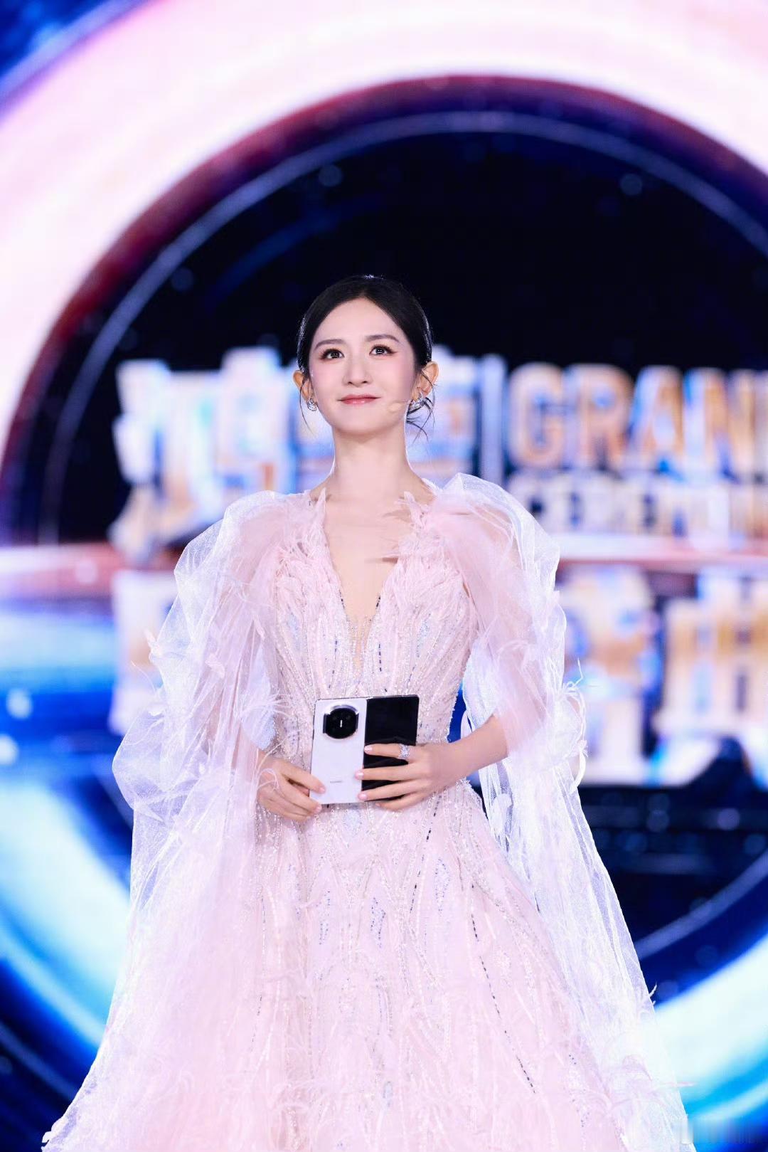 张杰今晚估计是睡不着了吧？他怎么也没想到，谢娜都三个孩子的妈了，居然又又又去