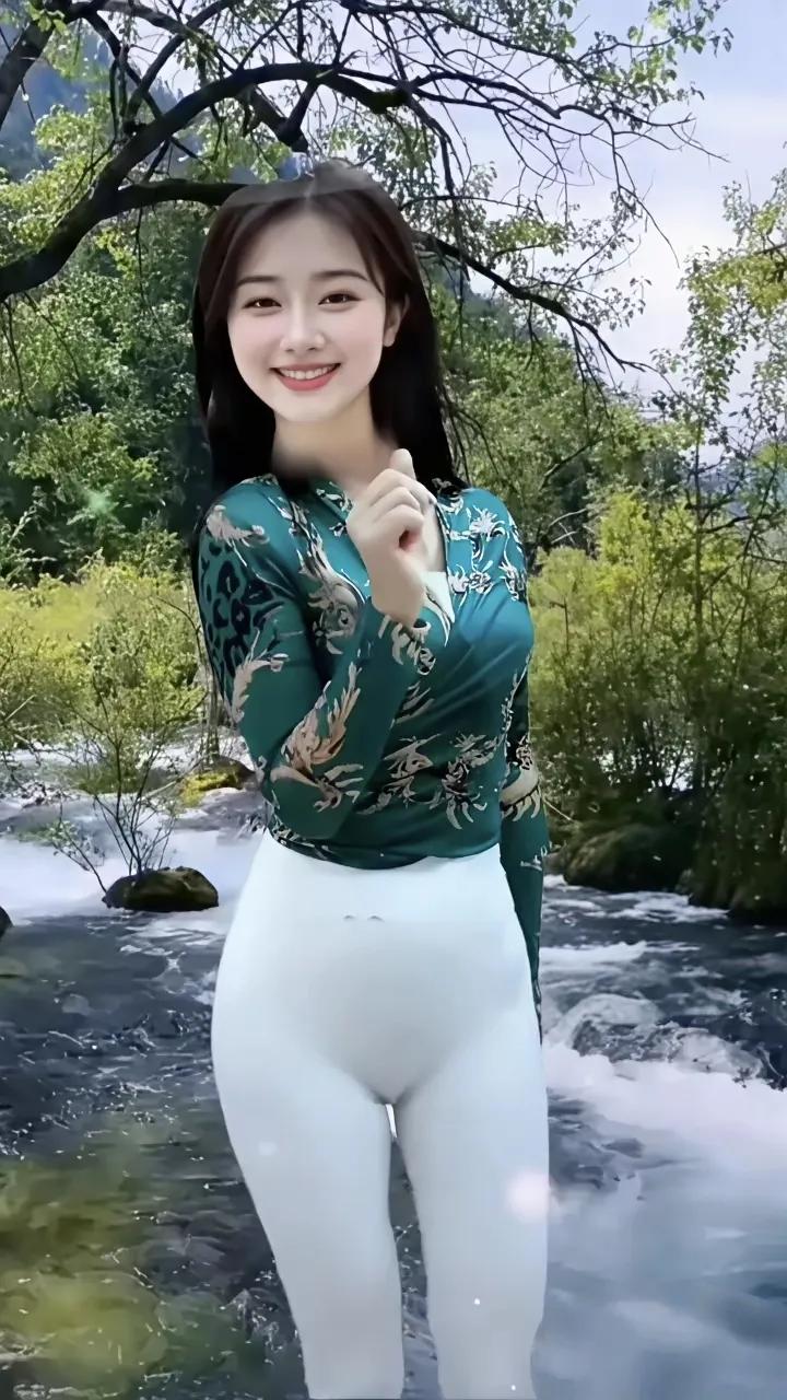 山涧里的灵动瞬间💚在潺潺山涧边，活力穿搭尽显自然灵气。墨绿色印花上衣光泽独特