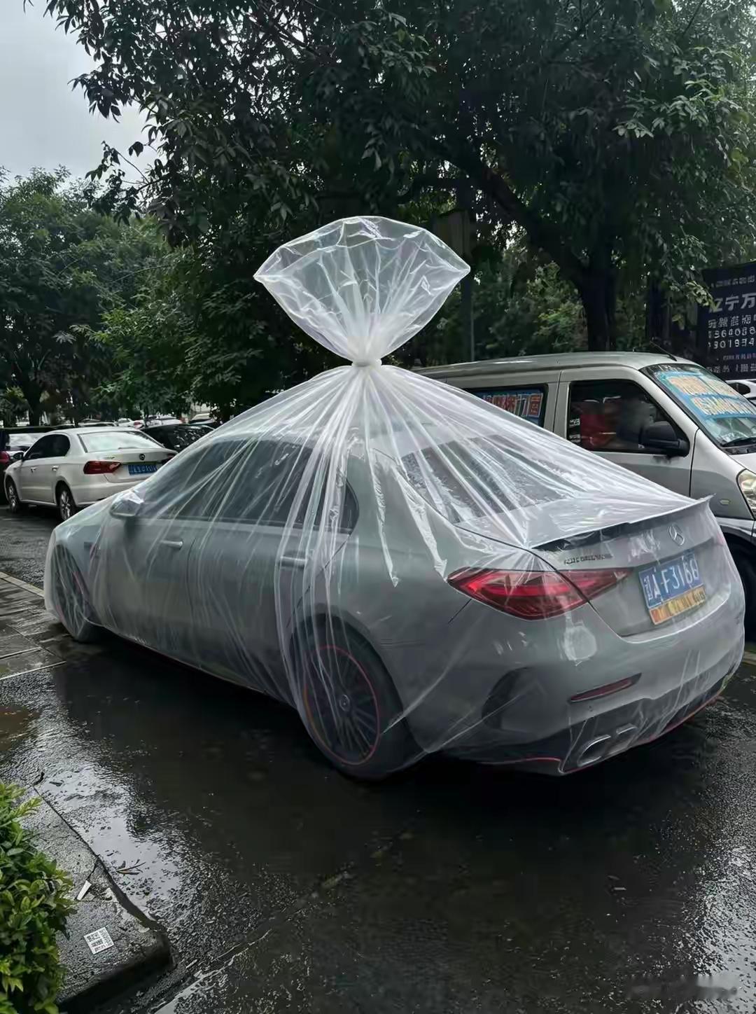 沈阳一位大哥，在暴雨里干了件让全网惊呆的事。他掏出了一个巨大的塑料袋，直接就把