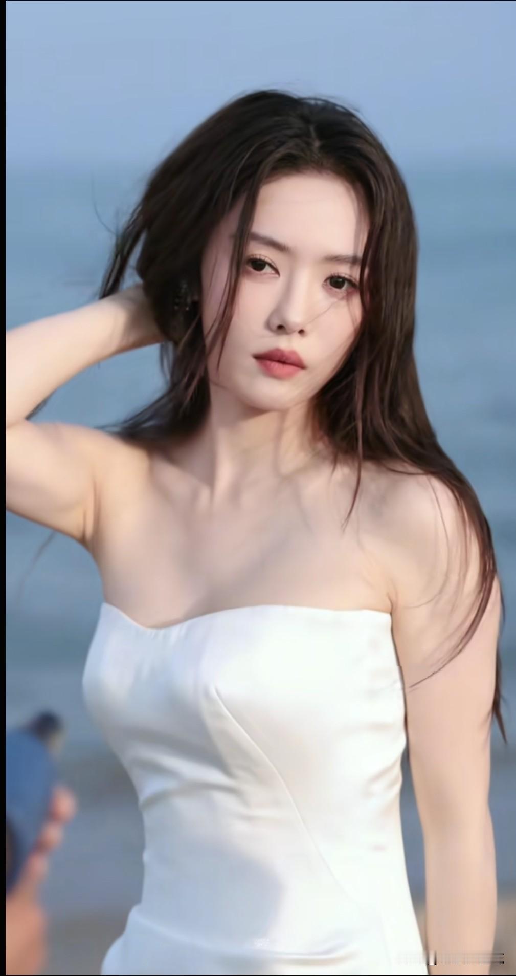 蔡文静海边浪漫写真，高冷女神带粉丝感受海的辽阔，海风拂面，发丝凌乱，双眸中透露着