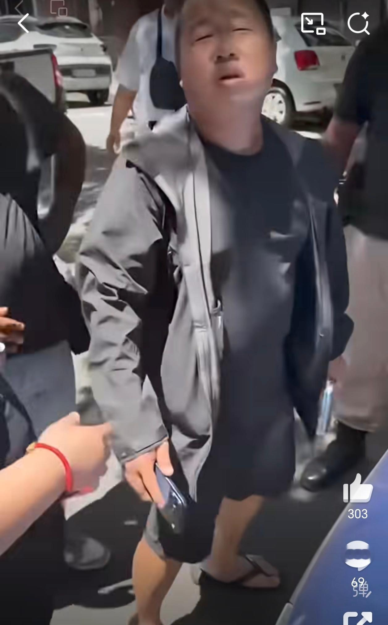 蓝战非被绑架在南非，被中国多人绑架，知道行程后提前蹲守半年。。。就蓝战非这个打