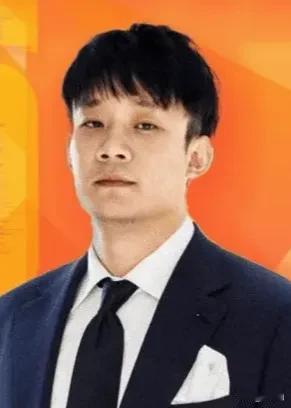 我觉得丁彦雨航作为解说员的职业素养还是有待提高的，今天丁彦雨航第一次在抖音作为解