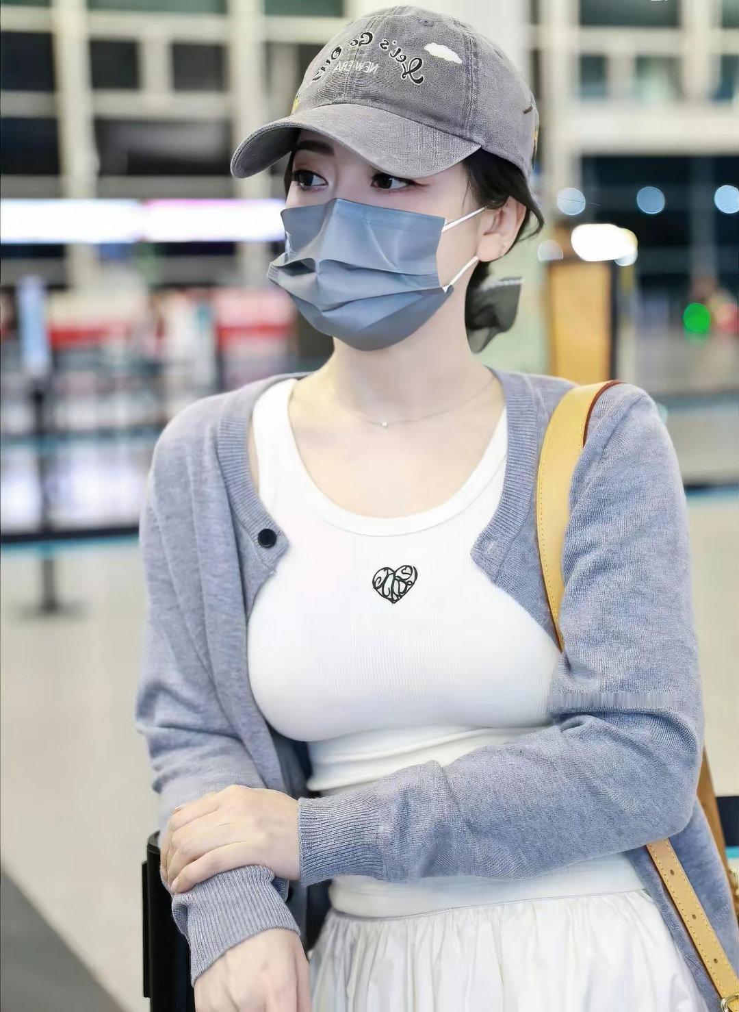 她这样穿显的胸好大、好挺，50岁的她还是那么漂亮，感觉像少女一样。​​​